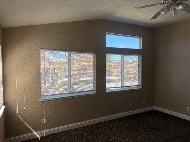 Building Photo - Tracy 3 Bedroom 2.5 Bathroom Home