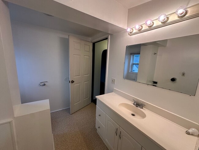 Building Photo - 70 Clifton Dr