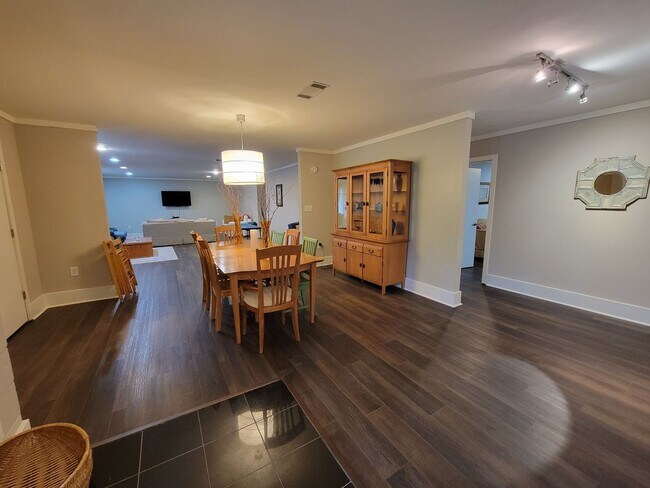 Building Photo - Spacious and newly renovated 3 bed 2 bath ...