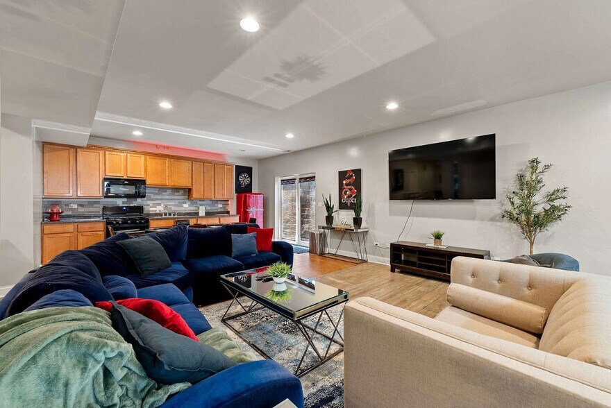 Building Photo - 2630 S Throop St