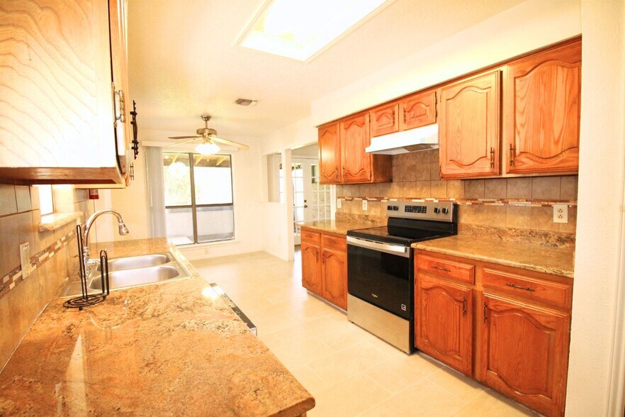 Building Photo - 711 Dickey Dr