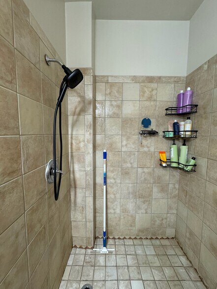 Building Photo - 634 NE 28th Ave