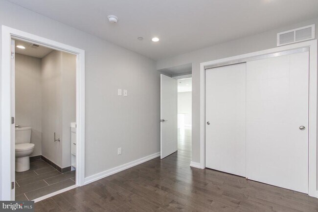 Building Photo - 720 S Sartain St