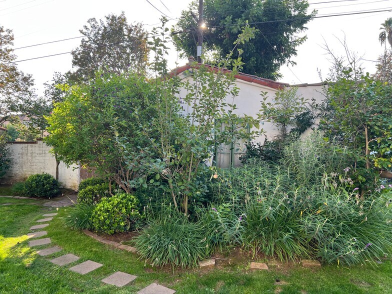 Building Photo - 533 N Mission Dr