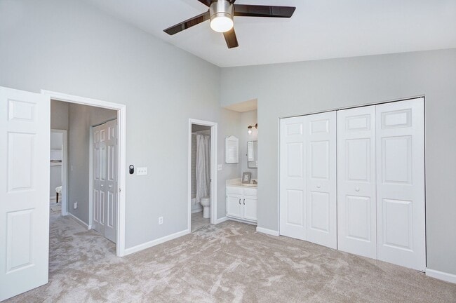 Building Photo - Discover this beautifully updated Raintree townhome featuring an open floor plan and a range of c...