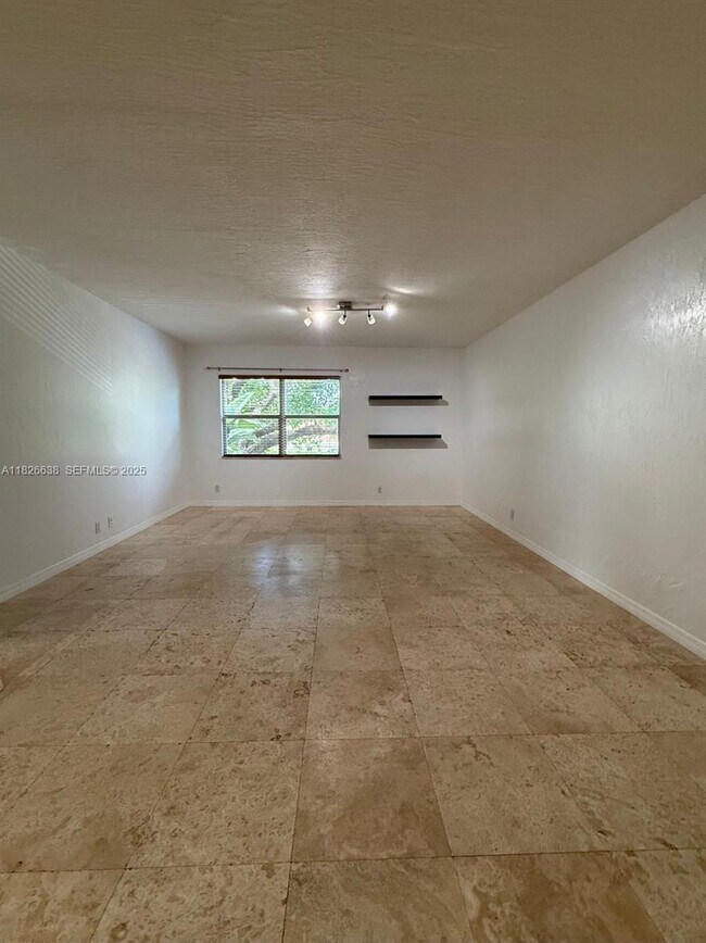 Building Photo - 530 NE 15th Ct