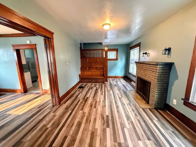 Building Photo - Beautiful 3 bedroom home on corner lot with garage - Canton NW