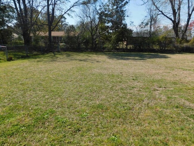 Building Photo - Home located in the heart of Havelock!