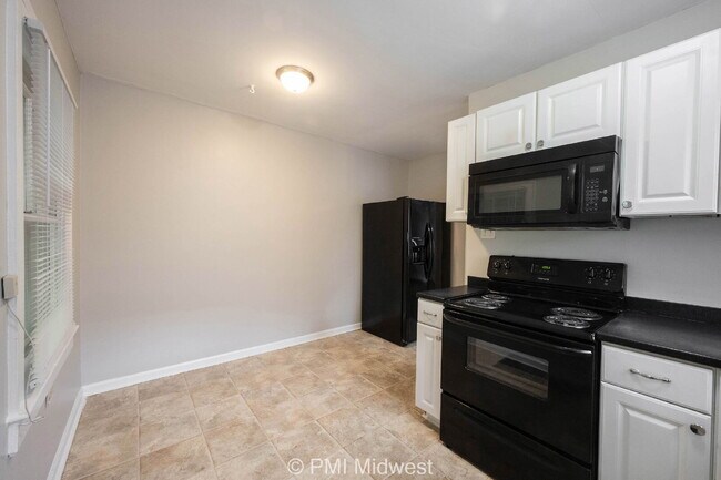 Building Photo - "Charming 3-Bedroom Retreat with Hardwood ...