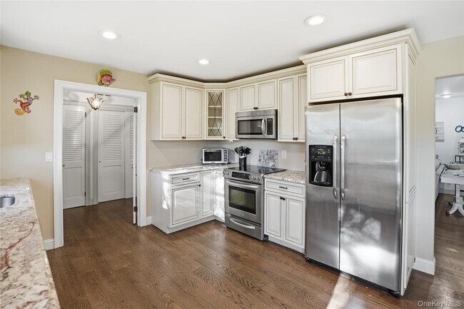 Building Photo - 15 Club Dr