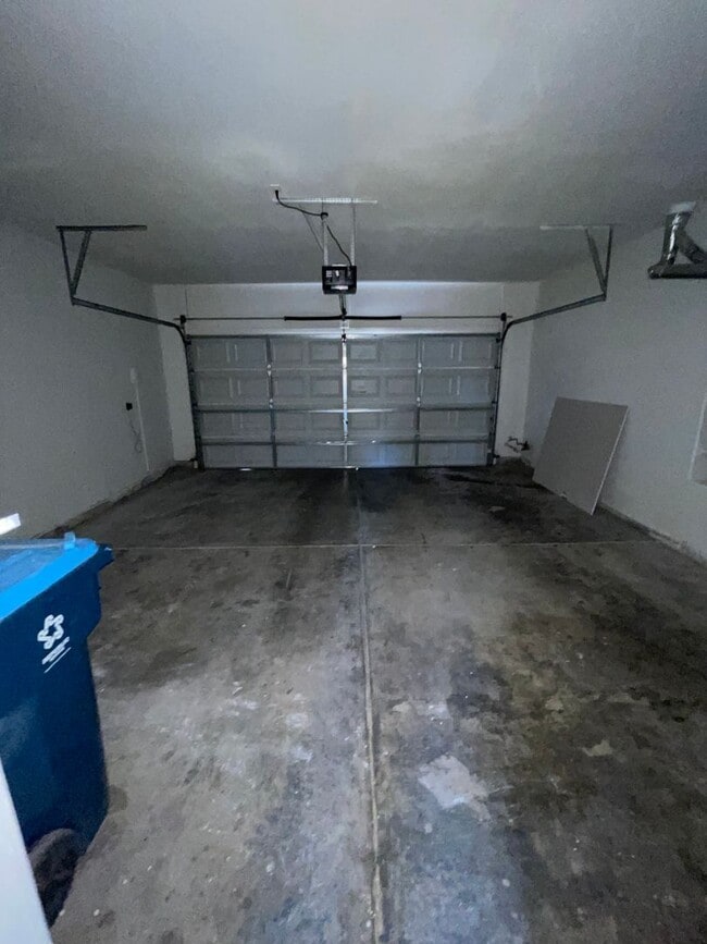 Building Photo - Beautiful 4 bedroom home located in the Shores