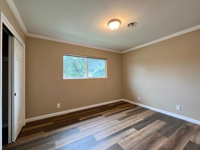 Building Photo - TENTATIVELY RENTED 3 Bedroom 2 Bathroom Na...
