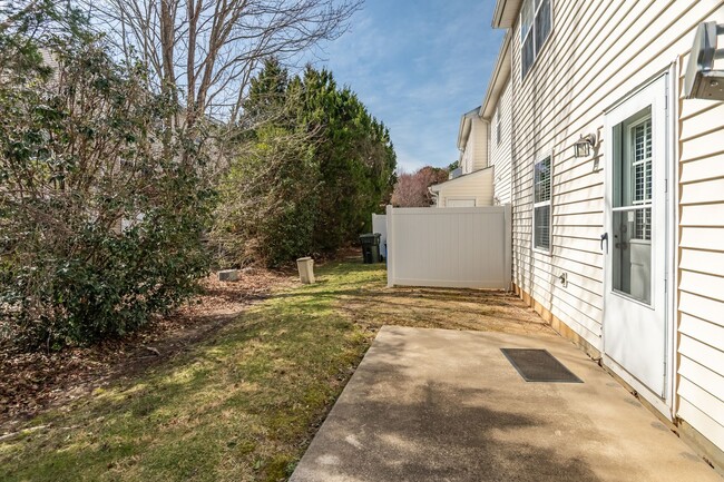 Building Photo - Spacious, end-unit townhome in North Raleigh!