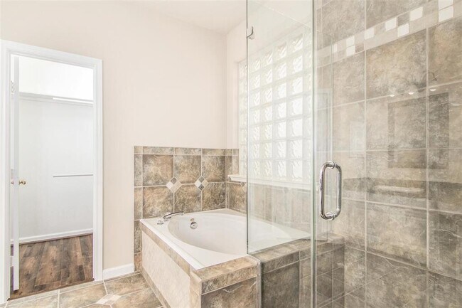 Building Photo - 20719 Medallion Pointe Dr