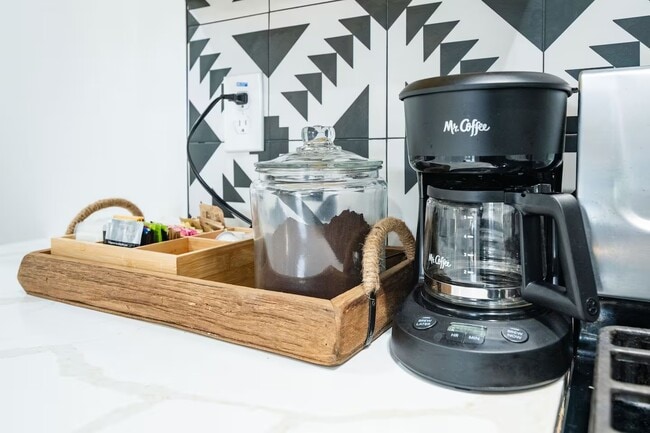 Building Photo - 502 Dark St