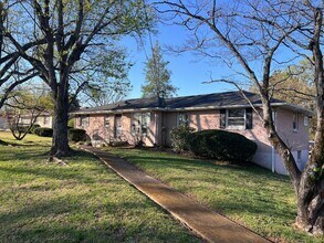 Building Photo - Glengarry Park with Large Yard