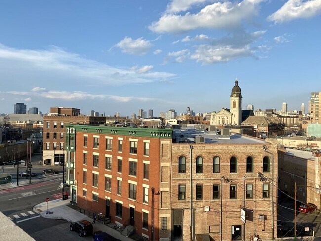 Building Photo - 744 N May St