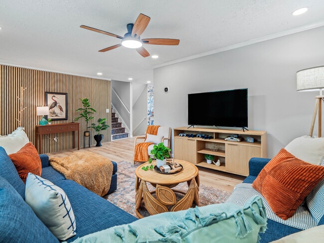 Building Photo - 5012 Hollyview Dr