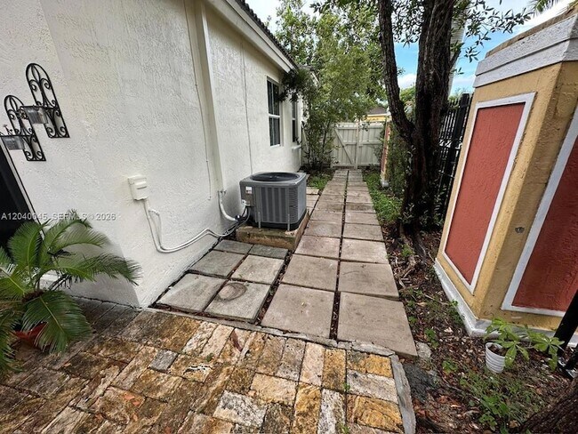 Building Photo - 4273 NE 10th Ct