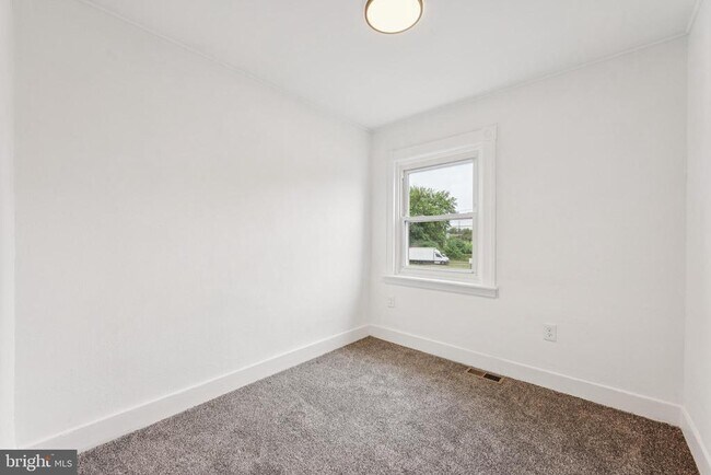 Building Photo - 818 Sylvan St