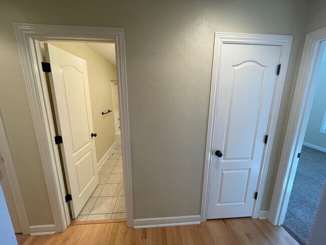 Building Photo - Very spacious 3 bed 2 bath 3 car garage!  ...