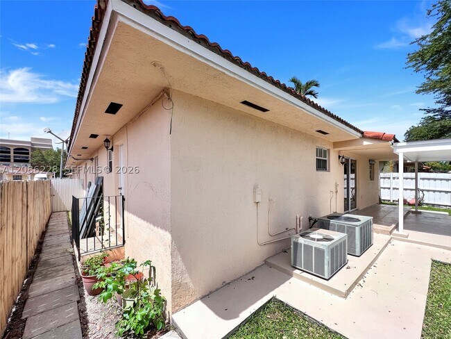 Building Photo - 3650 SW 27th St
