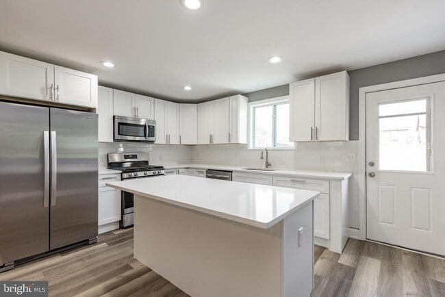 Building Photo - 454 Old Elm St