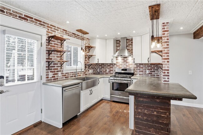 Building Photo - 456 Surrey Hill Way