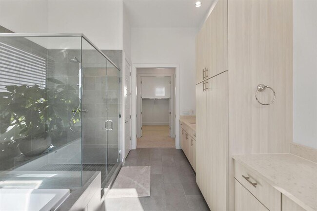 Building Photo - 6101 Florencia Ln