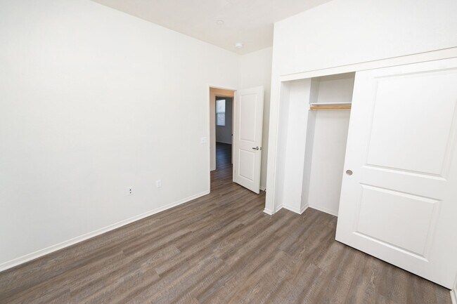 Building Photo - Amazing 3 Bedroom Condo available now! Totally loaded unit, schedule a tour today!