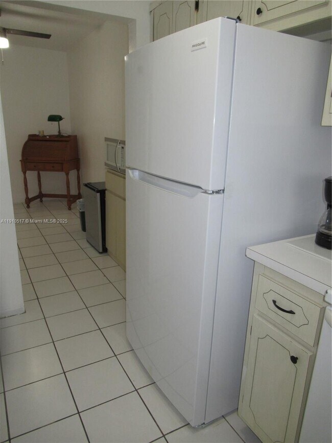 Building Photo - 581 Blue Heron Dr