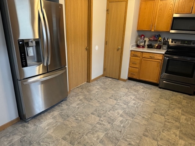 Huge stainless refrigerator with water & ice dispenser - 122 Shay St