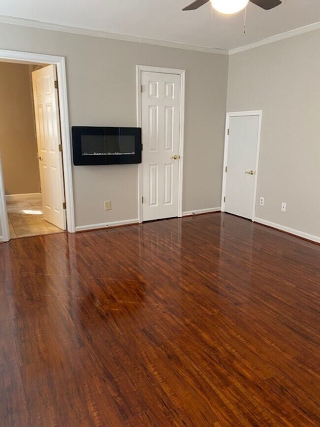 Building Photo - Quiet North Columbus Home