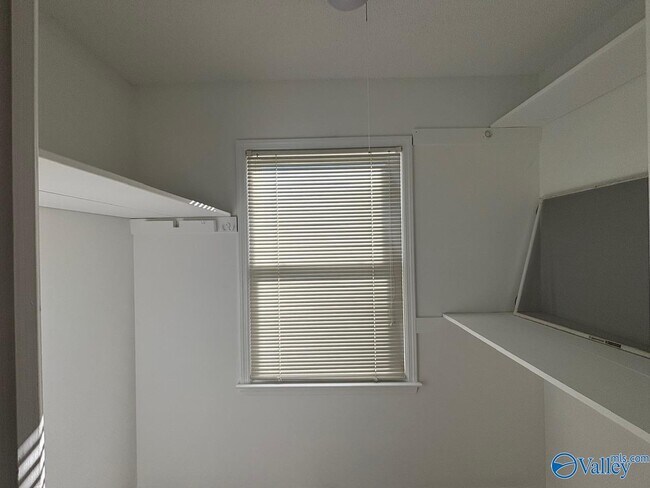 Building Photo - 1305 Hiwan Trail SE