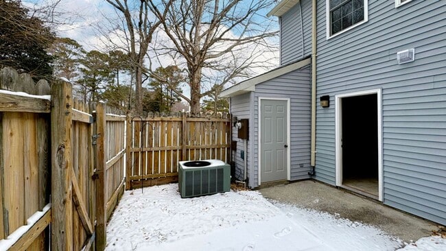 Building Photo - Lovely 2-Bedroom, 1.5-Bath End Unit Townho...
