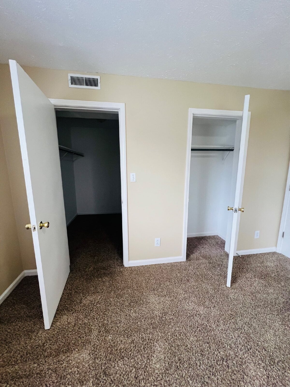 Building Photo - "Charming 2-Bedroom Gem in Clarksville – Cozy 965 Sq Ft Retreat!" 3854D Northeast Dr. Clarksville...