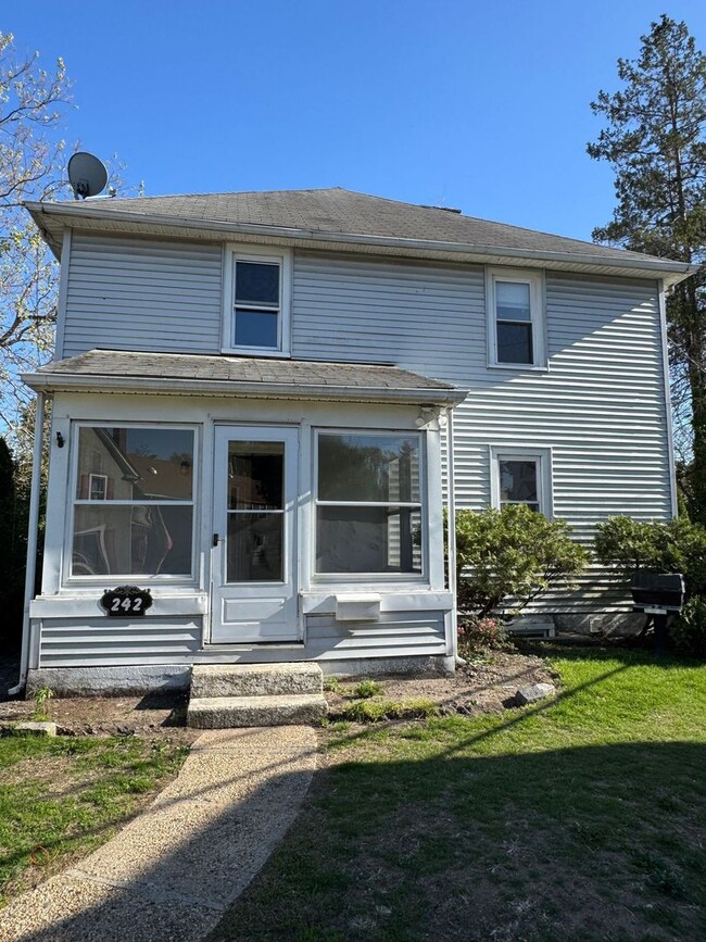 Primary Photo - Spacious 3 Bedroom House with 1 bath for R...