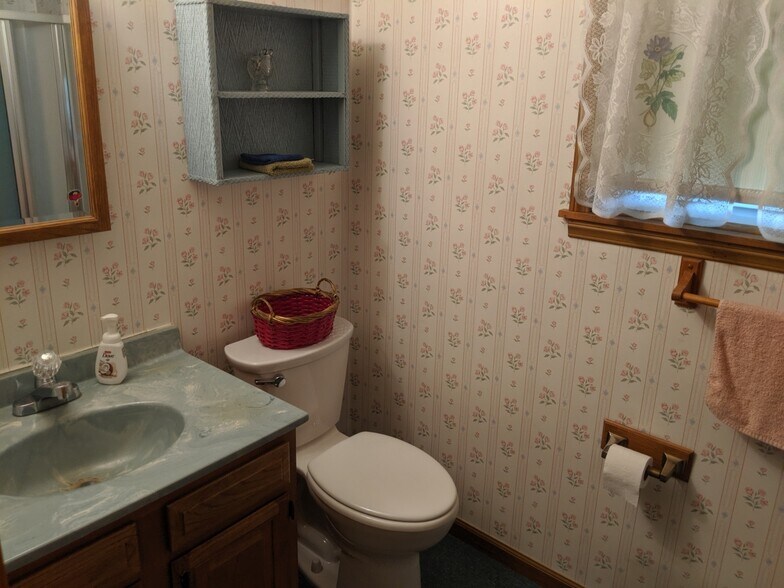 Main restroom with shower - 2907 State Route 534