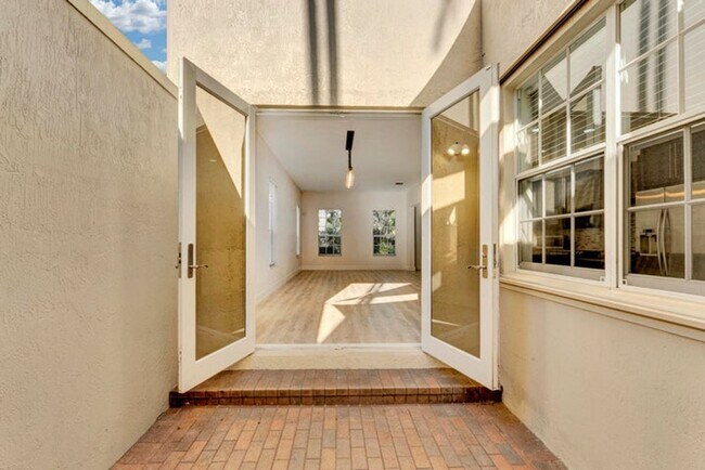 Building Photo - 406 NW 25th Ave