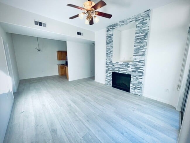 Building Photo - 2305 W Horizon Ridge Pkwy