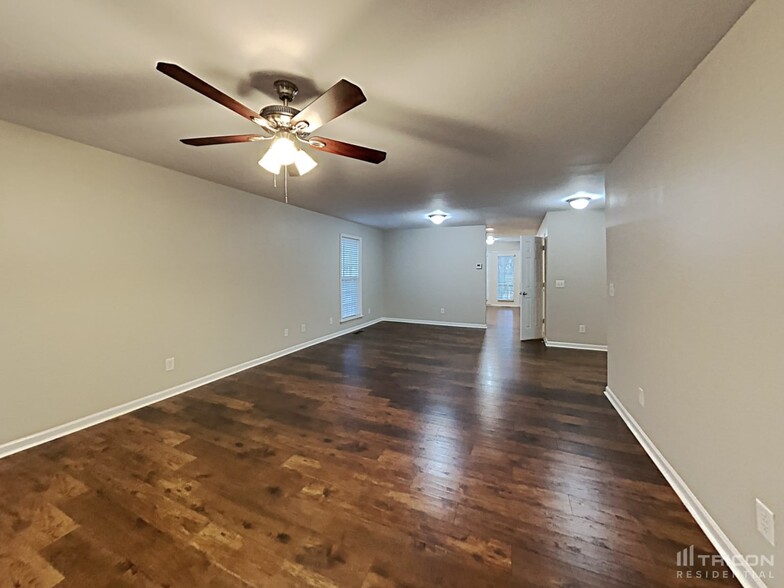Building Photo - 703 Maple Ct
