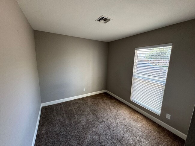 Building Photo - Stunning 3-bedroom, 2-bathroom home locate...