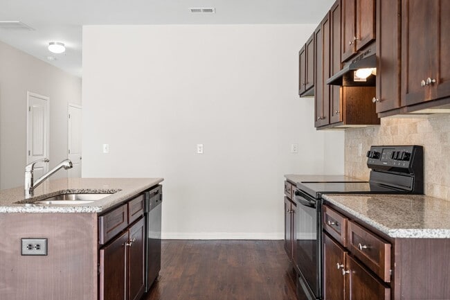 Building Photo - 3 Bedroom Townhome in Jonesboro!