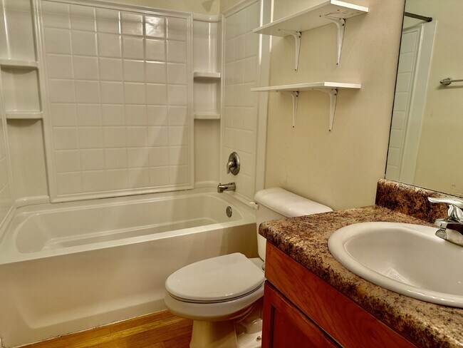 Building Photo - Three Bedroom Home located in Midpoint!