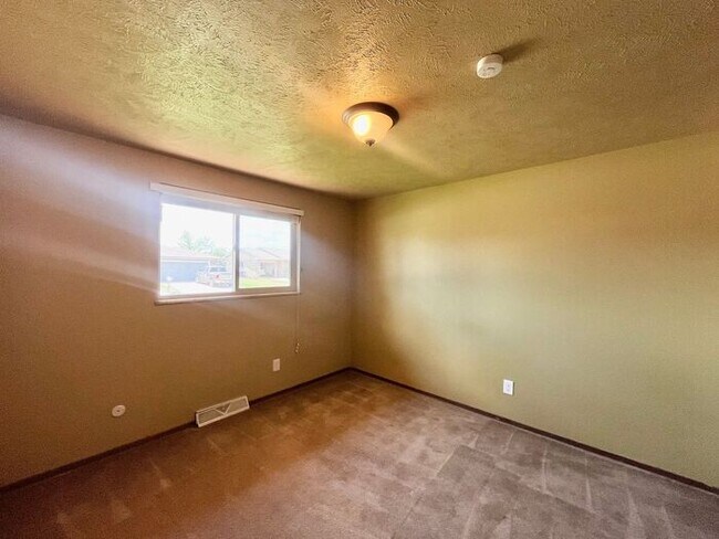 Building Photo - 3 Bedroom - 2 Bath Ranch Home with 2 Car A...