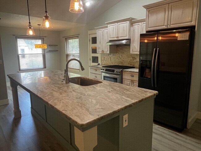 Building Photo - 1416 W Great Basin Dr