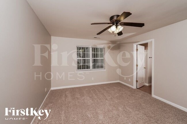 Building Photo - 400 Crooked Creek Ln