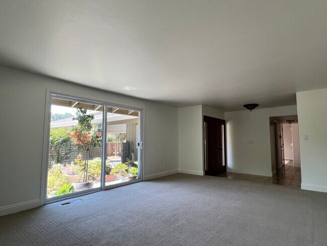 Building Photo - 4425 Las Encinitas Dr