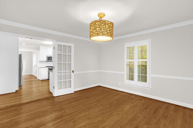 Building Photo - Classic Country Club Elegance