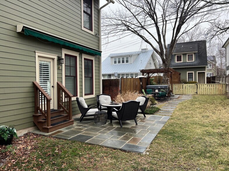 Building Photo - 642 21st St S